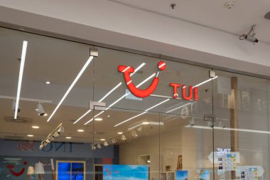 Krakow, Polonya - 30 Temmuz 2024: Krakow, Polonya 'da bir TUI ofisi. TUI AG bir Alman eğlence, seyahat ve turizm şirketidir..