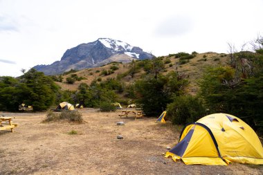 Puerto Natales, Şili - 1 Şubat 2023: Paine Ulusal Parkı, Şili 'de bir çadır kamp alanı. Torres del Paine 'de iki çeşit kamp alanı vardır: Ücretsiz park alanı ve ücretli kamp alanları..