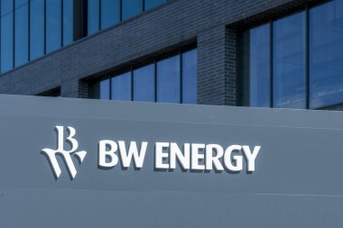 Houston, TX, ABD - 14 Nisan 2024: BW Enerji logosu Houston, TX, ABD 'deki ofislerinin önünde..