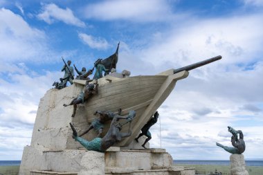 Punta Arenas, Şili - 30 Ocak 2023: Punta Arenas 'taki Hernando de Magallanes Anıtı, Şilili heykeltıraş Guillermo Cordoba' nın eseri