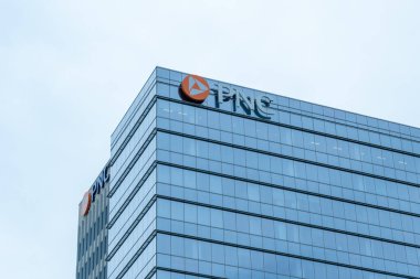 Houston, TX, ABD - 6 Nisan 2024: Houston, TX, ABD 'deki ofis binasına PNC logosu ve imza. PNC bir Amerikan bankası holding şirketi ve finans hizmetleri şirketidir..