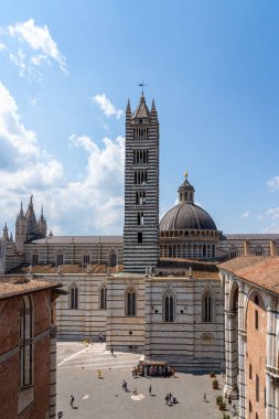 Santa, Toskana, İtalya - 20 Temmuz 2024: Santa, Toskana, İtalya 'daki Siena Katedrali' nin yan manzarası. Siena Katedrali, İtalyanca: Duomo di Siena, ortaçağ kilisesi..