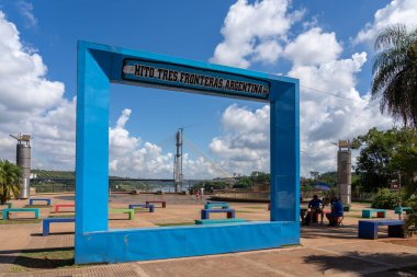 Misiones, Arjantin - 16 Ocak 2023: Triple Frontier, Hito Tres Fronteras Puerto Iguaz, Puerto Iguaz, Arjantin 'de Arjantin, Brezilya ve Paraguay kavşağı boyunca bir sınır bölgesi..