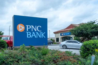 Pearland, Teksas, ABD - 15 Nisan 2024: Pearland, Teksas, ABD 'deki bir PNC Bank şubesi. PNC Finansal Hizmetler Grubu, ABD 'li bir banka holding şirketidir.