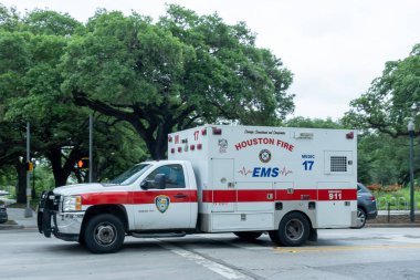 Pearland, Teksas, ABD - 15 Nisan 2024: Houston İtfaiye Departmanı HFD Ekibi 17 ambulans Pearland, Teksas, ABD 'de yolda.