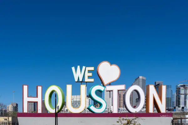 Houston, Teksas, ABD - 13 Mart 2022: Houston şehir merkezli Houston 'ı sevdiğimizin işareti Houston, Teksas, ABD' de gösterilmiştir. Metin uzayı.
