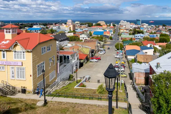 Punta Arenas, Şili - 30 Ocak 2023: Punta Arenas, Şili 'yi ziyaret eden insanlar. Punta Arenas, Şili 'nin Patagonya bölgesinin en güneyinde yer alan bir şehirdir.