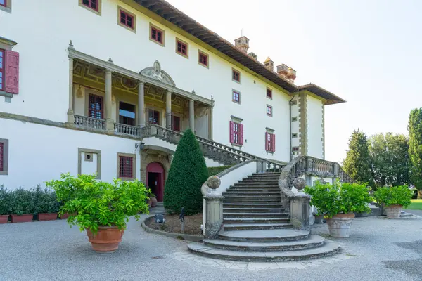 Villa Medicea La Ferdinanda, Prato, Tuscany, İtalya, 25 Temmuz 2024. 1596 yılında inşa edilen Villa Medicea La Ferdinanda, Toskana 'nın en ünlü konaklarından biridir..