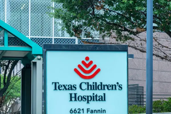 Houston, Teksas, ABD - 7 Nisan 2024: Texas Çocuk Hastanesi işareti Houston, ABD. Teksas Çocuk Hastanesi kadınlar ve çocuklar için akut bakım merkezidir..