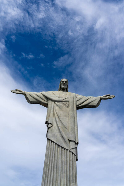 Рио-де-Жанейро, Бразилия - 10 января 2023 года: Христос Воскресший на фоне голубого неба в Рио-де-Жанейро, Бразилия. Храм Христа Спасителя - статуя Иисуса Христа в стиле ар-деко.