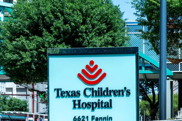 Houston, Teksas, ABD - 3 Nisan 2024: Texas Çocuk Pavyonu 2 'deki işaret Houston, Teksas Tıp Merkezi, ABD