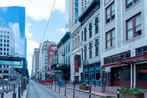 Houston, Teksas, ABD - 14 Nisan 2024: Houston, TX, ABD şehir merkezindeki Red Line Light Rail Preston istasyonu yakınlarındaki ana caddenin görüntüsü.