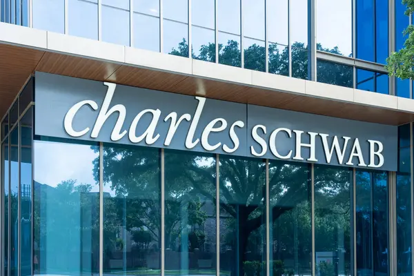 Houston, Teksas, ABD - 7 Nisan 2024: Charles Schwab logo işareti Houston, Teksas, ABD ofislerinden birinde. Charles Schwab Şirketi çok uluslu bir finans şirketidir.