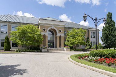 Guelph, Ontario, Kanada - 28 Haziran 2020: Guelph, Ontario, Kanada 'daki Linamar Corporation ofis binası; Linamar Corporation Kanada' nın en büyük ikinci otomobil yedek parça üreticisi..