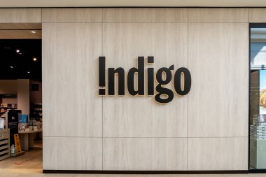 Richmond Hill, On, Kanada - 16 Eylül 2020: Richmond Hill, Kanada 'da Indigo Kitabevi tabelası. Indigo Kanada 'nın en büyük kitap, hediye ve özel oyuncak perakendecisi..