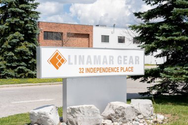 Guelph, Ontario, Kanada - 28 Haziran 2020: Guelph, Ontario, Kanada 'daki Linamar Gear fabrikası; Linamar Corporation Kanada' nın en büyük ikinci otomobil parçası üreticisi..