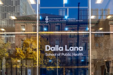 Toronto, Kanada - 9 Kasım 2020: Toronto Üniversitesi 'nde Dalla Lana Halk Sağlığı Okulu için bir işaret Toronto, Kanada' da görüldü..