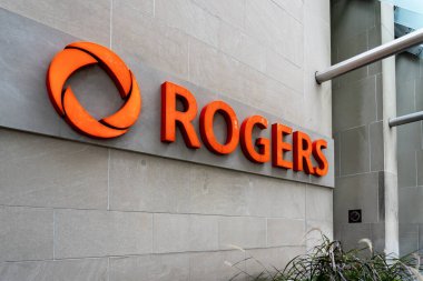 Toronto, Kanada - 29 Eylül 2020: Toronto 'daki genel merkez binasındaki Rogers tabelasını kapatın. Rogers Communications Inc., Kanadalı iletişim ve medya şirketi..