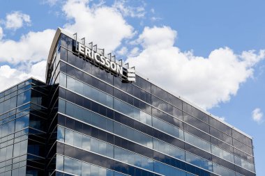 Mississauga, Ontario, Kanada - 6 Haziran 2020: Ericsson imzalı Mississauga 'daki Ericsson Kanada Kurumsal Ofisi, İsveç ağ ve telekomünikasyon şirketi.