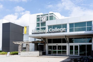Peterborough, Ontario, Kanada - 2 Eylül 2020: Fleming Koleji 'nin ana girişi Peterborough, Ontario, Kanada. Fleming College, Ontario Uygulamalı Sanat ve Teknoloji Koleji..