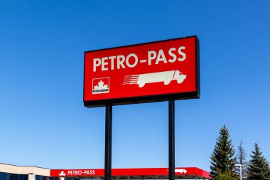 Vaughan, On, Kanada - 23 Mayıs 2020: Vaughan, On, Kanada 'da Petro Geçidi benzin istasyonu tabelası görüldü.