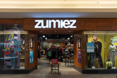 Guelph, Ontario, Kanada - 28 Haziran 2020: Ontario 'daki Eaton Centre alışveriş merkezinde Zumiez mağazası önü. Zumiez Inc., bir Amerikan özel giyim mağazası.