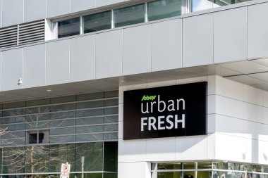 Toronto, Kanada - 28 Kasım 2020: Toronto şehir merkezindeki binanın üzerindeki Sobeys Urban Fresh mağaza tabelası. Sobeys Inc., Kanada 'daki en büyük ikinci gıda perakendecisi.