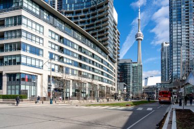 Toronto, Kanada - 28 Kasım 2020: Fort York caddesinin batı manzarası Toronto 'da CN kulesi ile doğuya bakıyor.