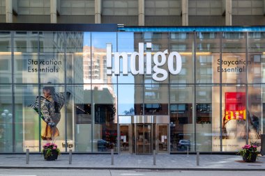 Toronto, Kanada - 16 Mayıs 2020: Toronto şehir merkezinde bir Indigo kitapçısı gösteriliyor. Indigo Kanada 'nın en büyük kitap, hediye ve özel oyuncak perakendecisi..