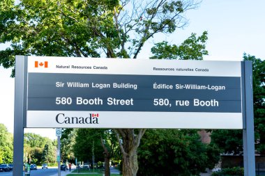 Ottawa, Ontario, Kanada - 7 Ağustos 2020: Ottawa, Ontario, Kanada Booth Caddesi 'ndeki Sir William Logan İnşaat Doğal Kaynakları için binanın dışında bir tabela görüldü..