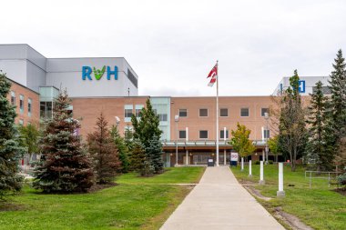 Barrie, Ontario, Kanada - 3 Ekim 2020: RVH, Royal Victoria Bölgesel Sağlık Merkezi, hastane binası Kanada 'nın Ontario kentinde görüldü. RVH bir akut bakım hastanesidir..