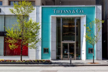 Toronto, Kanada - 16 Mayıs 2020: Toronto 'daki Bloor-Yorkville İş Alanında Tiffany & Co. Tiffany & Company, Amerikalı lüks mücevher ve özel perakendecisi..