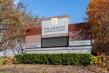 Etobicoke, Ontario, Kanada - 24 Ekim 2020: Etobicoke, Ontario, Kanada 'da Pearson Corporate Centre tabelası gösterildi. Pearson Kurumsal Merkezi sınıftaki en iyi ofis kompleksi..