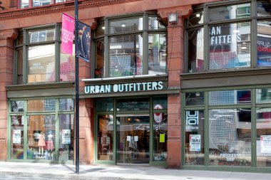 Toronto, Kanada - 16 Mayıs 2020: Toronto şehir merkezindeki Bloor St 'de bir Urban Outfitters mağazasının vitrini. Urban Outfitters, Inc., Amerikan çok uluslu bir perakende satış şirketidir..