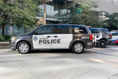 Toronto, Kanada - 29 Eylül 2020: Toronto şehir merkezinde bir Toronto polis arabası görüldü.