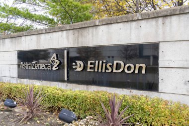 Mississauga, On, Kanada - 24 Ekim 2020: Astrazeneca Canada ve EllisDon şirket tabelaları Mississauga, Ontario, Kanada. 