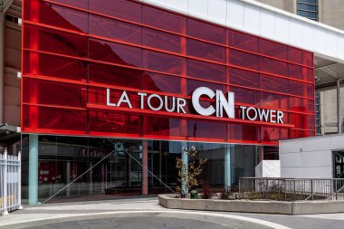 Toronto, Kanada - 16 Mayıs 2020: Toronto, Kanada 'da CN Tower girişi ve CN Tower işareti. CN Kulesi somut iletişim ve gözlem kulesi..