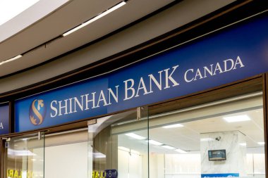 Toronto, Kanada - 14 Ekim 2020: Toronto, Kanada 'da bir Shinhan Bank tabelası görüldü. Shinhan Bankası Güney Kore 'de bir bankadır..