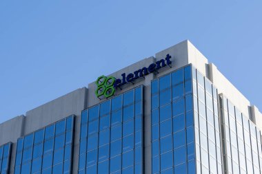 Mississauga, On, Kanada - 10 Kasım 2020: Mississauga, On, Kanada 'daki ofis binalarının şirket logosu. Element Fleet Management bir filo yönetim şirketidir..