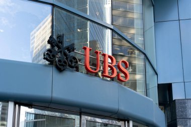 Toronto, Kanada - 9 Kasım 2020: UBS Bank Canada Toronto, Kanada şehir merkezindeki binaya imza attı. UBS Group AG, İsviçreli çok uluslu yatırım bankası ve finans hizmetleri şirketidir..