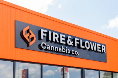 Guelph, Ontario, Kanada - 28 Haziran 2020: Guelph, Ontario, Kanada 'da Ateş ve Çiçek Esrar Dükkanı İşareti. Fire & Flower Inc., Kanadalı bir esrar ürünüdür..