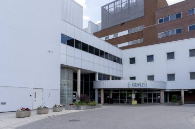 Guelph, Ontario, Kanada - 28 Haziran 2020: Girişin üzerindeki Guelph General Hospital tabelası; Guelph General Hospital bir tıbbi bakım tesisidir.