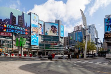 Toronto, Kanada - 16 Mayıs 2020: Yonge-Dundas Meydanı, Toronto. Yonge-Dundas kavşağı Kanada 'nın en yoğun kavşaklarından biridir..