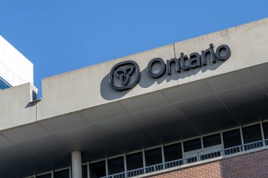 Ottawa, Ontario, Kanada - 7 Ağustos 2020: Ottawa, Ontario, Kanada 'daki binanın Ontario logosu 7 Ağustos 2020.