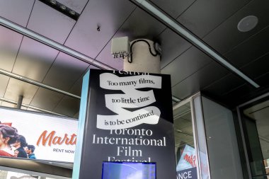 Toronto, Kanada - 13 Ekim 2020: Toronto 'daki binayı imzalayın. Toronto Uluslararası Film Festivali dünyanın en çok izlenen film festivallerinden biridir.