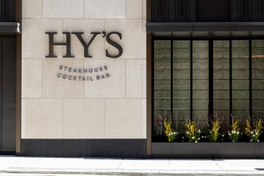 Toronto, Kanada - 16 Mayıs 2020: Toronto şehir merkezindeki Hy 's Steakhouse ve Cocktail Bar tabelasına yakın çekim.