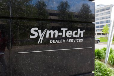 Thornhill, Ontario, Kanada - 31 Mayıs 2020: Sym-Tech Krupiye Hizmetleri Thornhill 'deki ofisin dışını imzaladı. Sym-Tech Satış Hizmetleri A.Ş., Kanada 'nın perakende otomotiv sektörüne bir F & I sağlayıcısıdır.. 