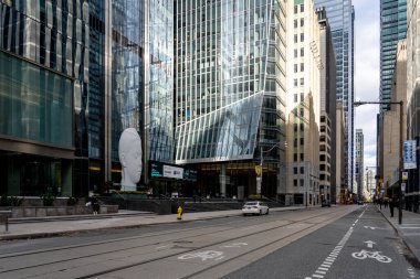 Toronto, Kanada - 24 Ekim 2020: İspanyol heykeltıraş Jaume Plensa tarafından hayal edilen heykel Toronto, Kanada şehir merkezindeki Richmond-Adelaide Merkezi 'nin dışında görüldü.