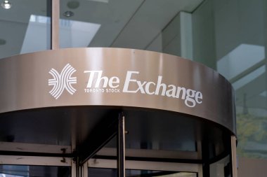 Toronto, Kanada - 24 Ekim 2020: Toronto, Kanada 'da bir Değişim Kulesi girişi. Borsa Kulesi, Toronto 'nun ilk Kanada Mekanı kompleksinde yer alan 36 katlı 146 metrelik bir kuledir..