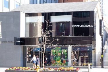 Toronto, Kanada - 16 Mayıs 2020: Toronto 'da Bloor-Yorkville İş Alanında bir Dolce & Gabbana mağazası. Dolce & Gabbana, İtalyan lüks moda evi..